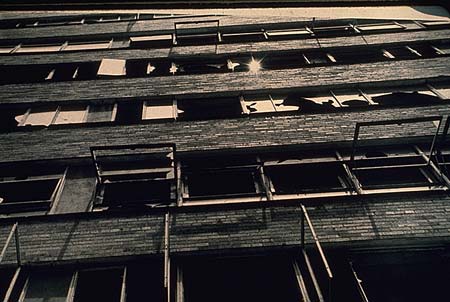 Ficheiro:Pruitt-Igoe-vandalized-windows.jpg